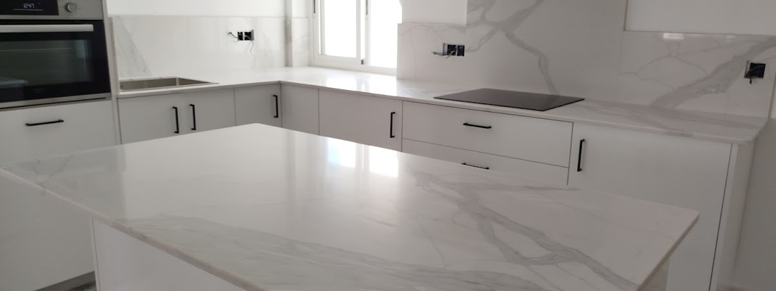 Encimera de baño en cuarzo Calacatta