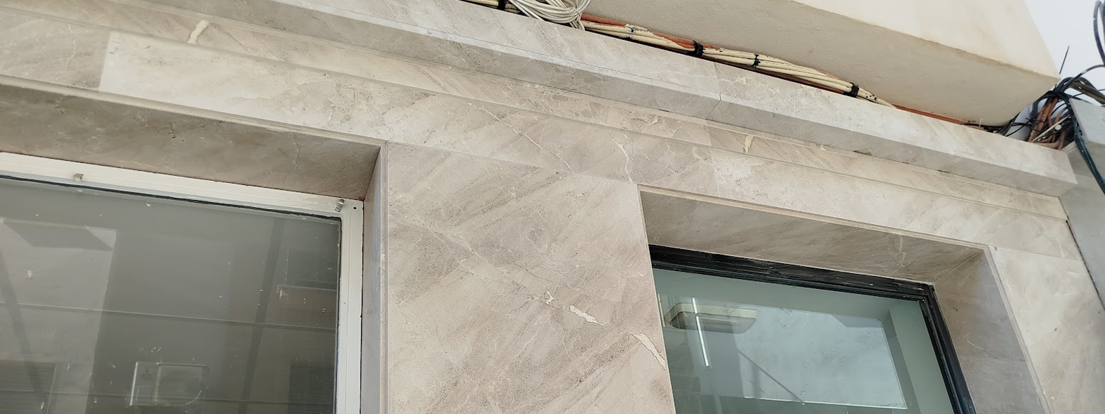 Fachada en mármol Sierra Elvira con canto pilastra